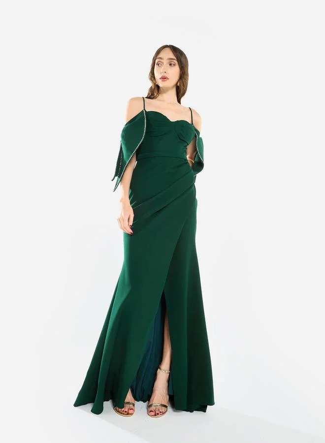 هاوس اوف مودا فستان طويل بنمط حورية البحر وتفاصيل لؤلؤ